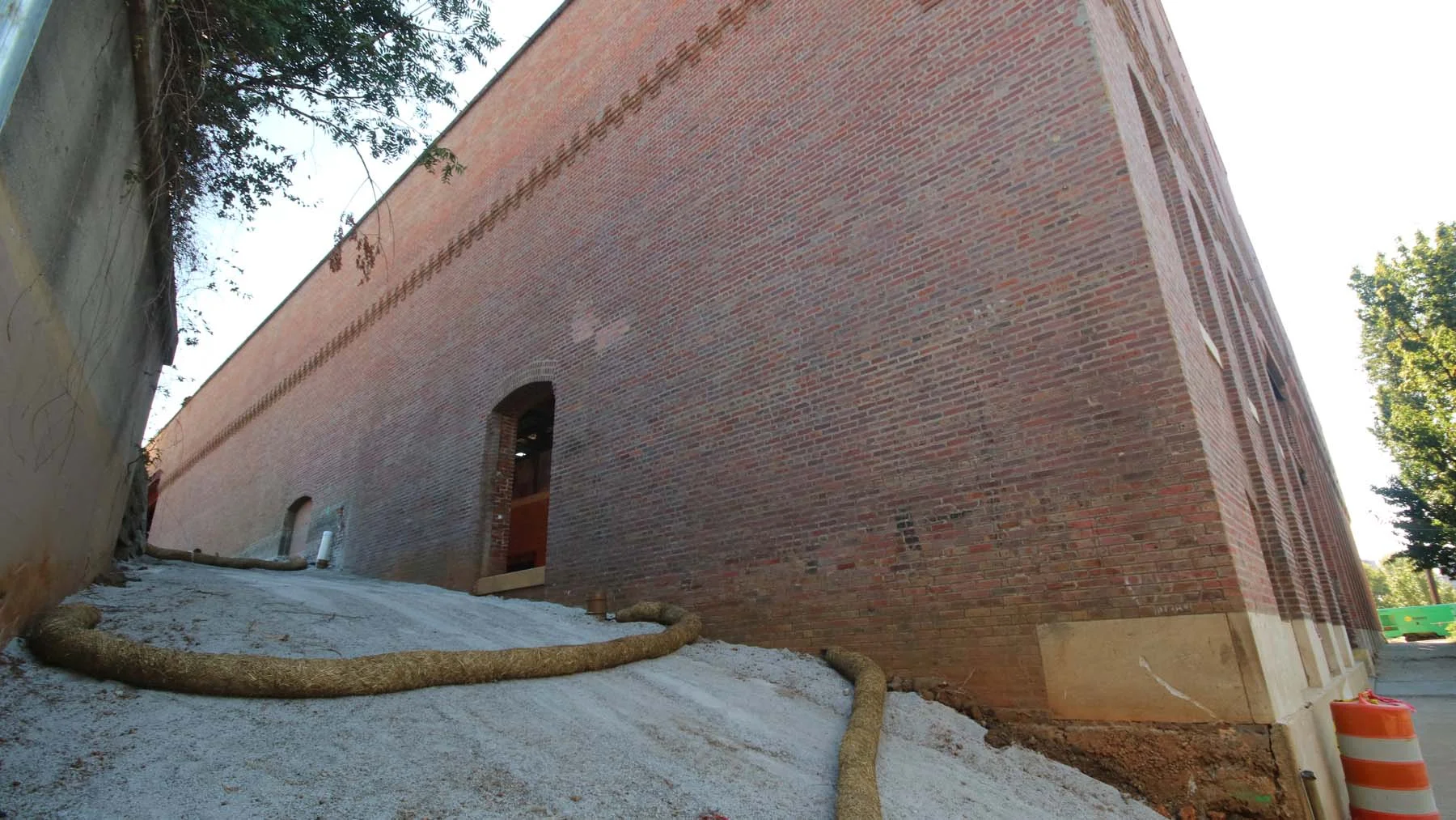 Contractor, Pyramid Constructors, placed material in one continuous pour.